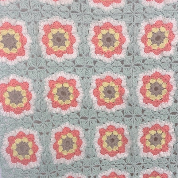 Vintage Granny Square Hand Crocheted Afghan Throw Blanket Approx. 30”x56.75” - Picture 4 of 9